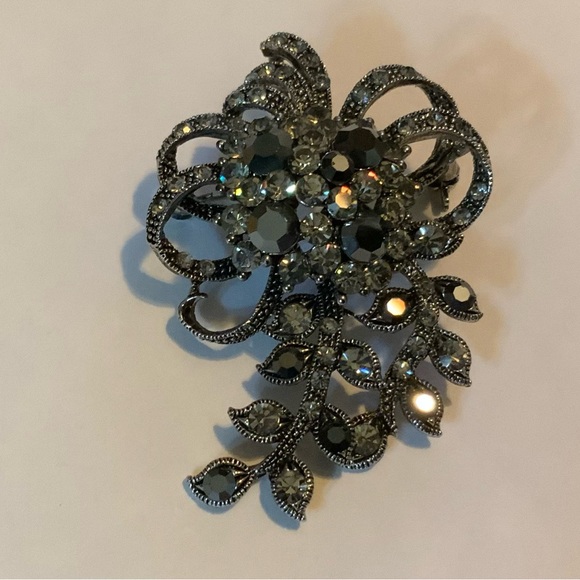Vintage Sparkling Black and Marcasite Beautiful Brooch - Picture 6 of 6